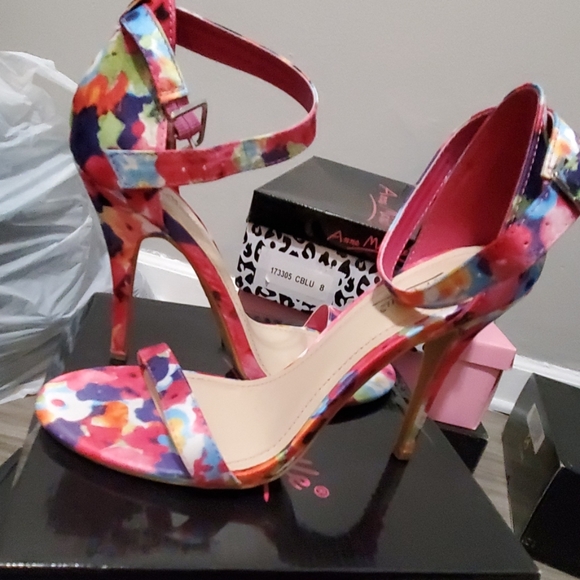 Spring colored heels - Picture 2 of 3